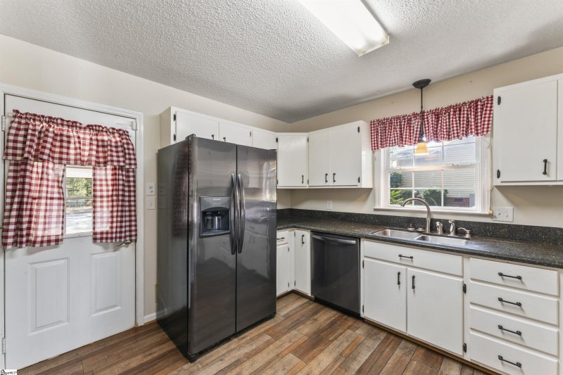 Property image 4 of 105 Willow Court in Heritage Hills, Anderson, SC 29621