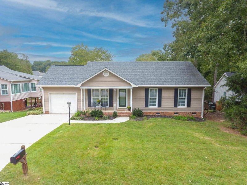 Property image 2 of 307 Oak Valley Drive in Dunwoody Oaks, Simpsonville, SC 29681