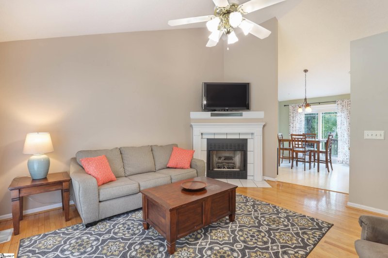 Property image 3 of 307 Oak Valley Drive in Dunwoody Oaks, Simpsonville, SC 29681