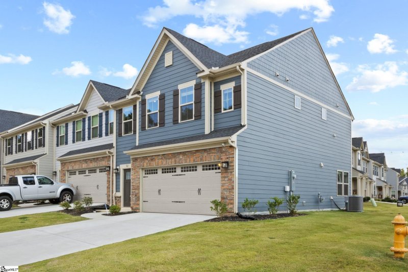 Property image 3 of 561 Martin Creek Drive in Merrydale Village, Simpsonville, SC 29680-7465