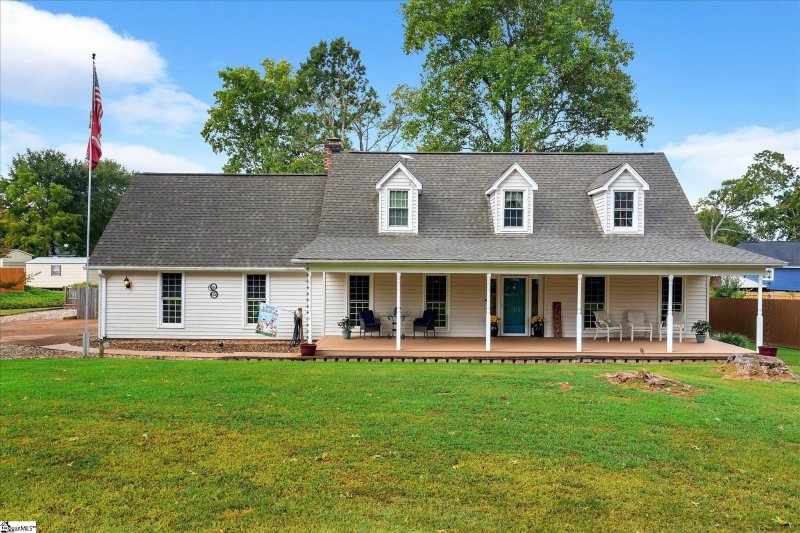 Property image 2 of 1002 Greenwood Court in Hampton Downs, Easley, SC 29642