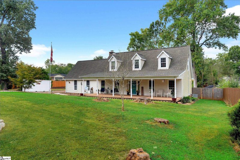 Property image 3 of 1002 Greenwood Court in Hampton Downs, Easley, SC 29642