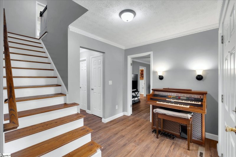 Property image 5 of 1002 Greenwood Court in Hampton Downs, Easley, SC 29642