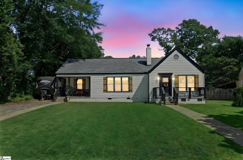 Property image 2 of 127 E Victoria Road in Park Hills, Spartanburg, SC 29301