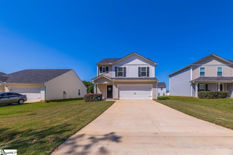 Property image 2 of 215 Penny Bennett Road in Bella Casa, Spartanburg, SC 29307