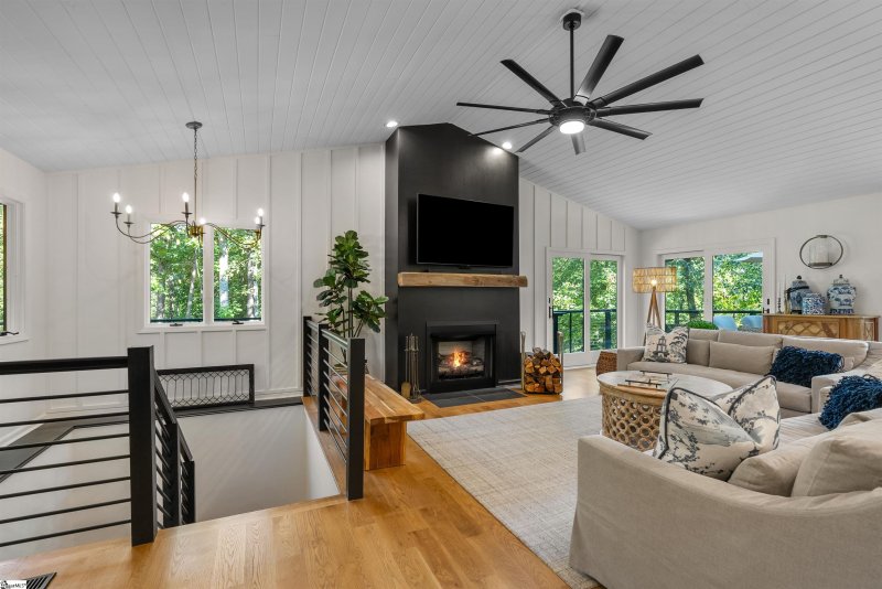 Property image 5 of 12 Calm Sea Drive in Keowee Key, Salem, SC 29676