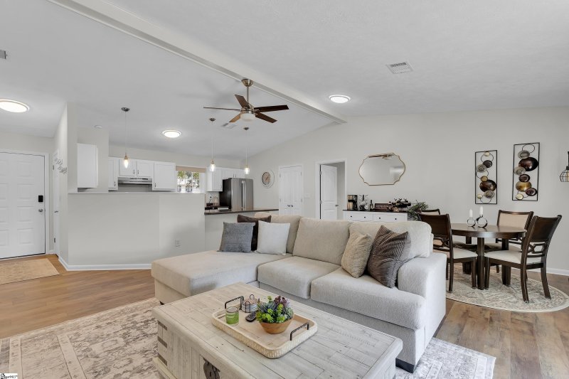 Property image 3 at 4 Oak Hollow Court, Greenville, SC 29607