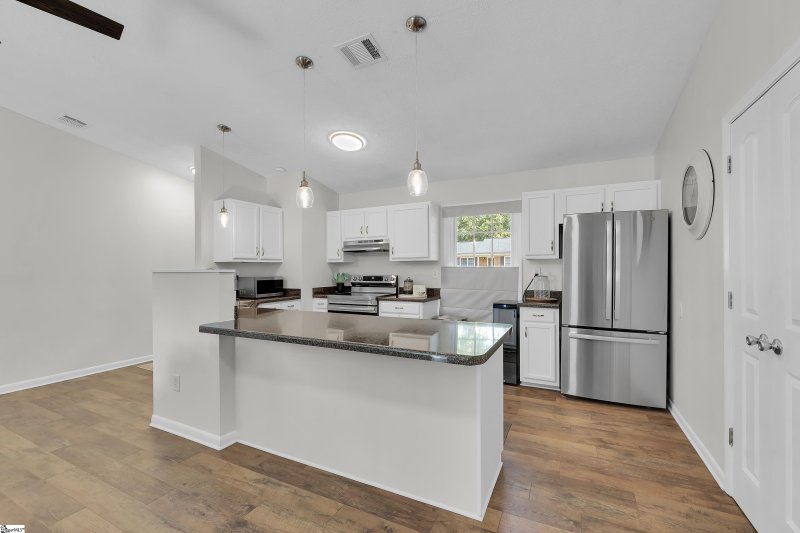 Property image 5 at 4 Oak Hollow Court, Greenville, SC 29607