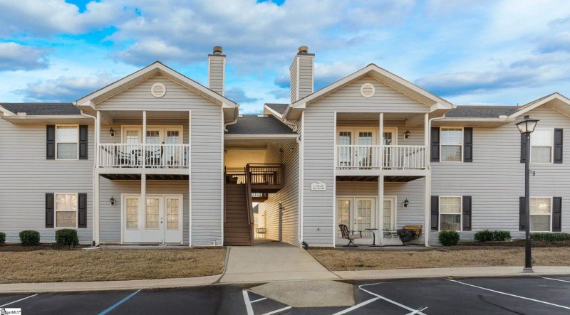 Pelham Square, Greer Community