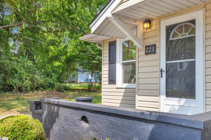 Property image 2 of 221 Brookdale Avenue in Fair Heights, Greenville, SC 29607