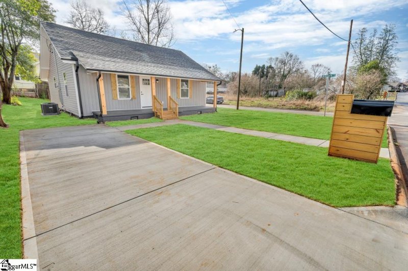 Property image 2 of 36 Dorsey Boulevard in Abney Mills, Greenville, SC 29611