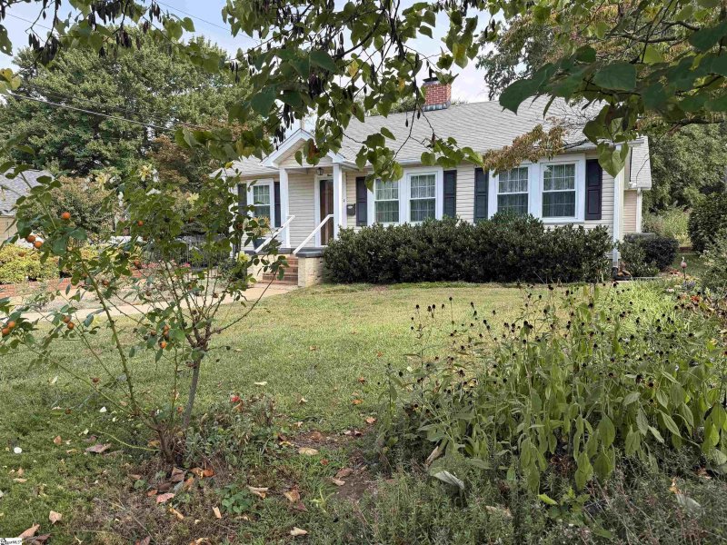 Property image 2 of 9 Kenwood Lane in North Main, Greenville, SC 29609