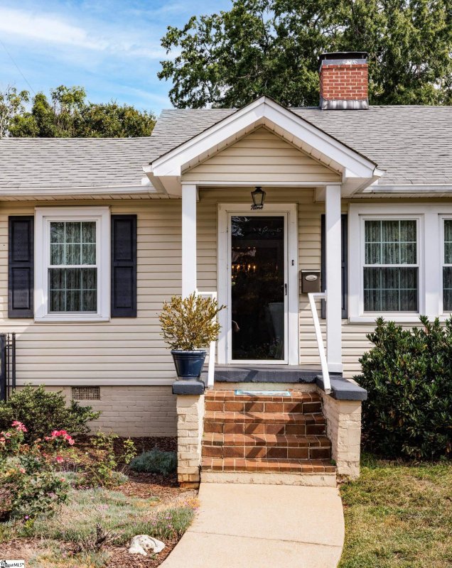 Property image 3 of 9 Kenwood Lane in North Main, Greenville, SC 29609