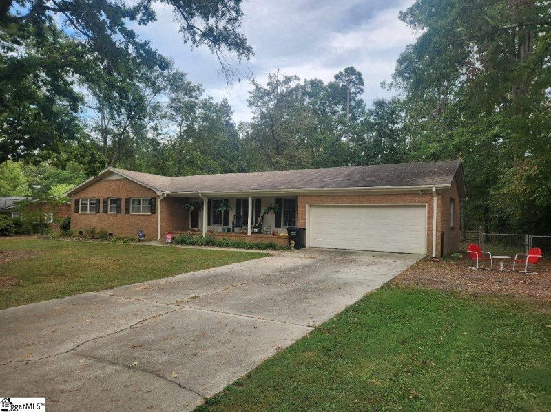 Property image 2 of 203 W Fernwood Road in Poinsettia, Simpsonville, SC 29681