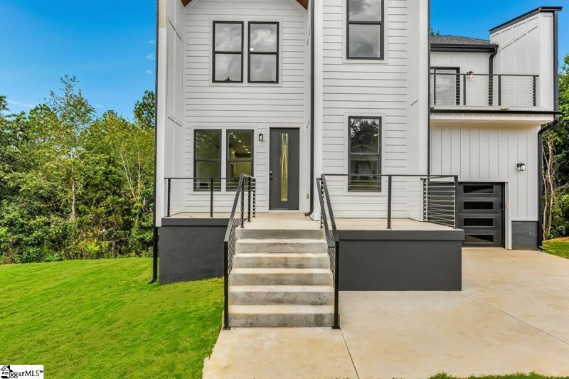 Property image 2 of 218 Riverbreeze Road in River Breeze, Greenville, SC 29611