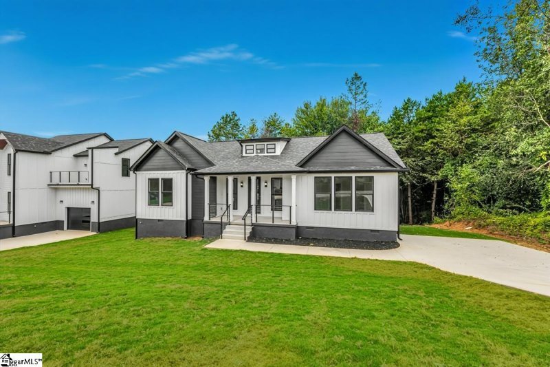 Property image 2 of 216 Riverbreeze Road in River Breeze, Greenville, SC 29611