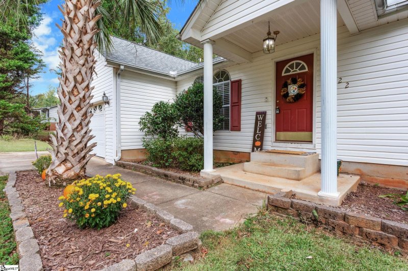 Property image 3 of 122 Confederate Lane in Country Club Estates, Greer, SC 29651
