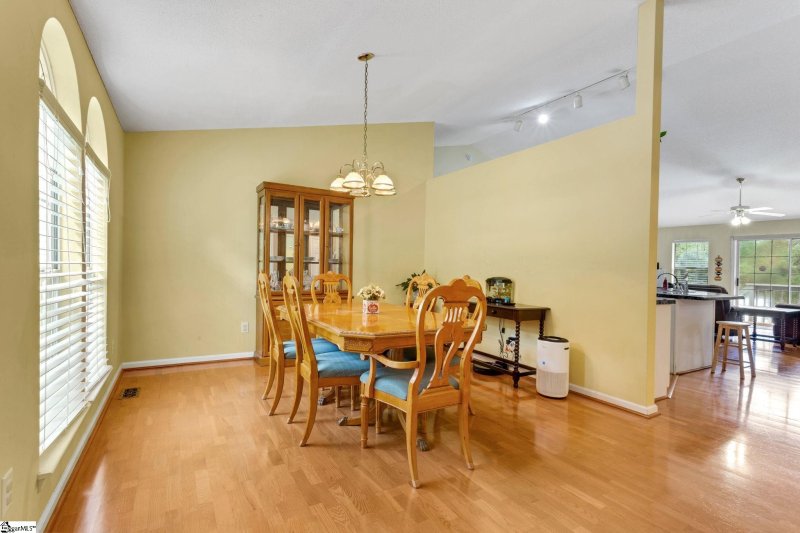 Property image 4 of 122 Confederate Lane in Country Club Estates, Greer, SC 29651