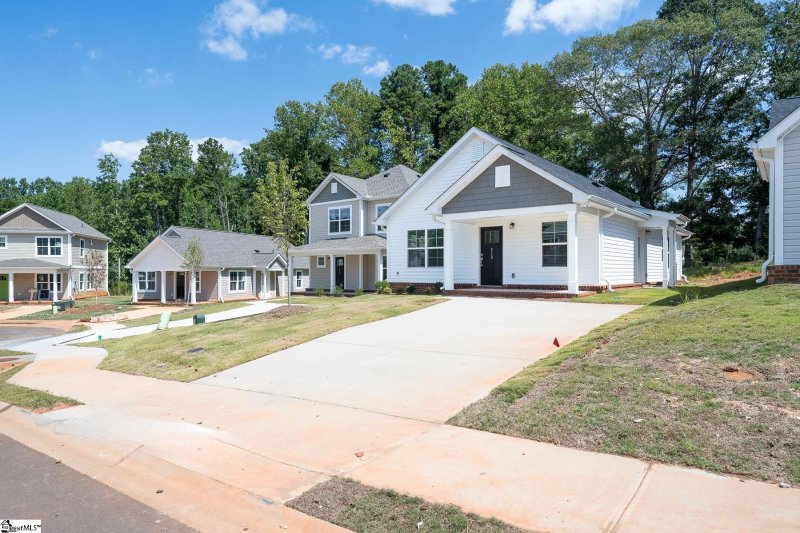 Property image 2 of 212 Waltham Court in Lakeview at Berea, Greenville, SC 29617