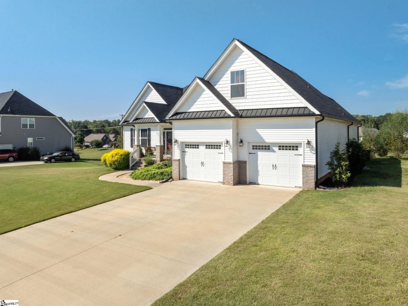 Property image 3 of 205 Barnstead Court in Reedy Lake, Piedmont, SC 29673