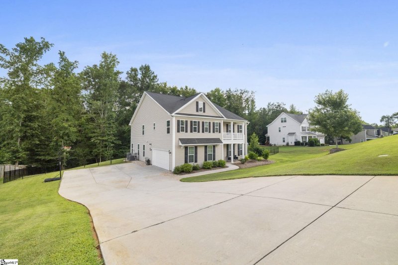 Property image 2 of 326 Avendell Drive in Avendell, Easley, SC 29642