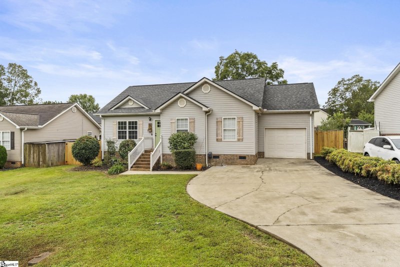 Property image 3 of 104 Brown Drive in Habersham, Easley, SC 29642