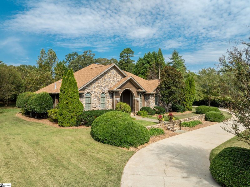 Property image 4 of 105 E Round Hill Road in Green Valley, Greenville, SC 29617