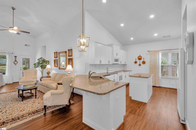 Property image 5 of 940 Ravenfield Drive in Woods at Pine Ridge, Duncan, SC 29334