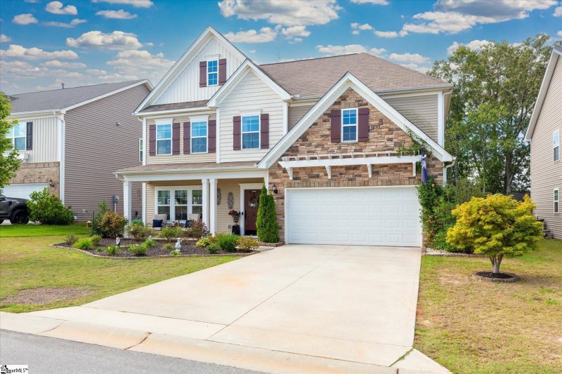 Property image 3 of 111 Crisp Cameo Court in Braeburn Orchard, Greer, SC 29651