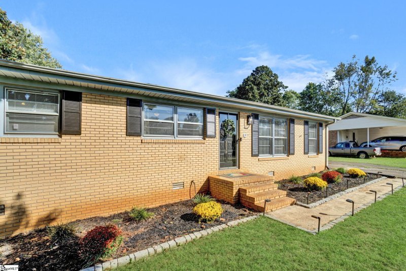 Property image 2 of 3038 Elmhurst Drive in Springfield, Boiling Springs, SC 29316