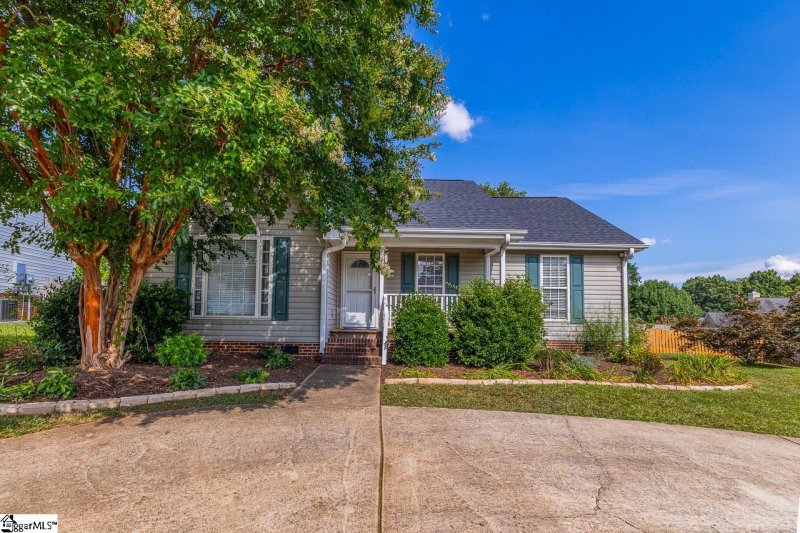 Property image 2 of 1102 Dunwoody Drive in Dunwoody Oaks, Simpsonville, SC 29681