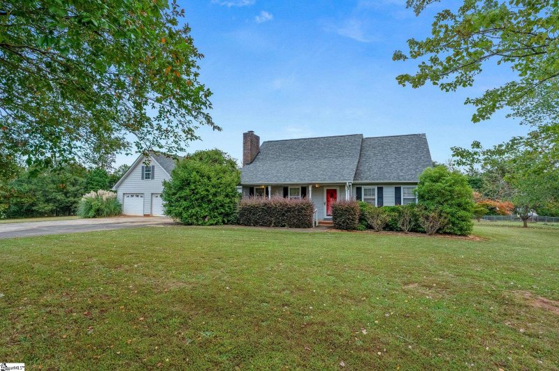 Property image 2 of 110 Peartree Lane in Homestead Estates, Anderson, SC 29625