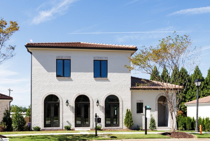 18 Arezzo Drive