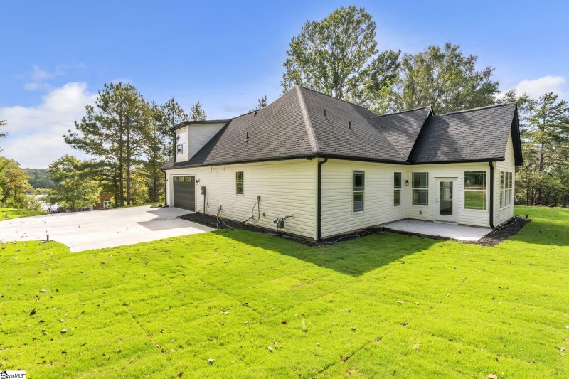 Property image 2 of 101 E Peninsula Drive in Lake Rabon Estates, Laurens, SC 29360