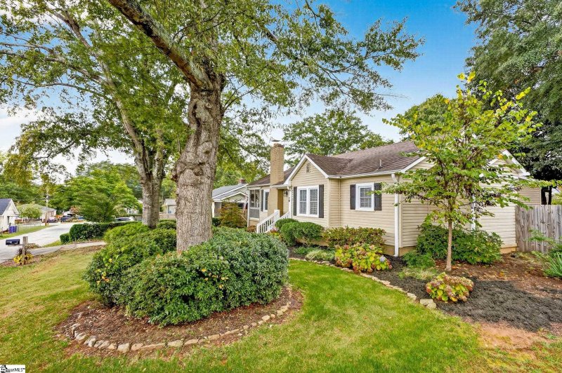 Property image 2 of 9 Virnelle Street in Nicholtown, Greenville, SC 29607