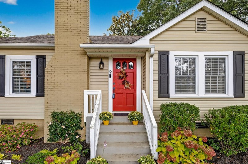 Property image 3 of 9 Virnelle Street in Nicholtown, Greenville, SC 29607
