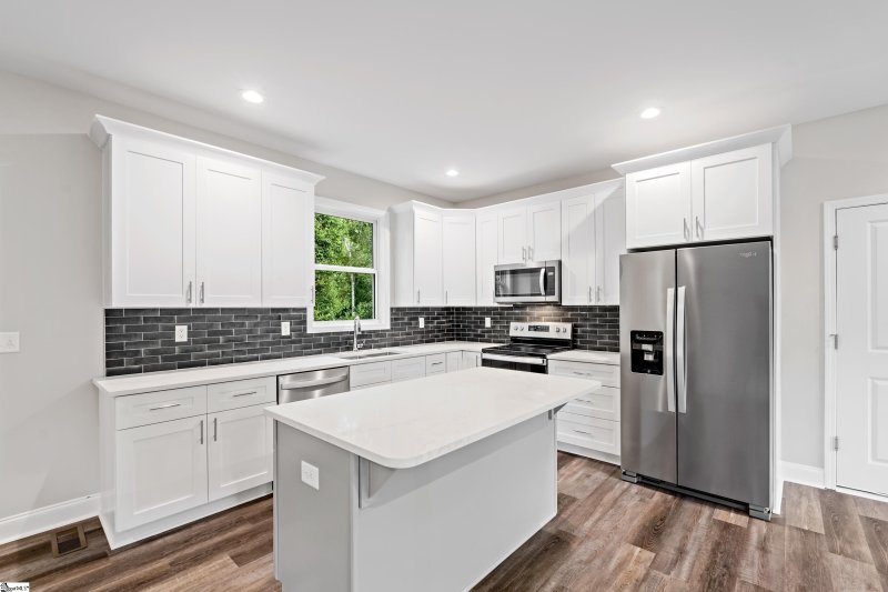 Property image 3 of 709 Rockcliff Street in Brook Ridge Hills, Greenville, SC 29617