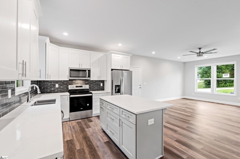 Property image 4 of 709 Rockcliff Street in Brook Ridge Hills, Greenville, SC 29617