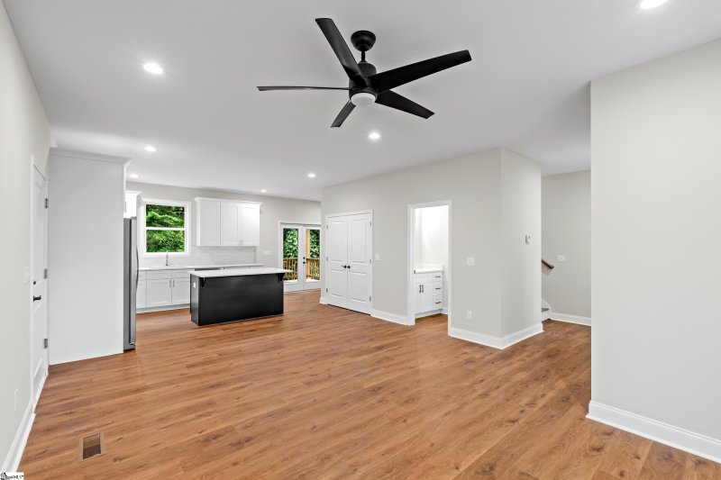 Property image 3 of 711 Rockcliff Street in Brook Ridge Hills, Greenville, SC 29617