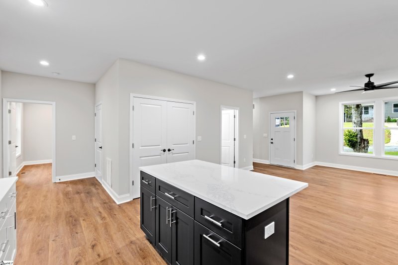 Property image 4 of 711 Rockcliff Street in Brook Ridge Hills, Greenville, SC 29617