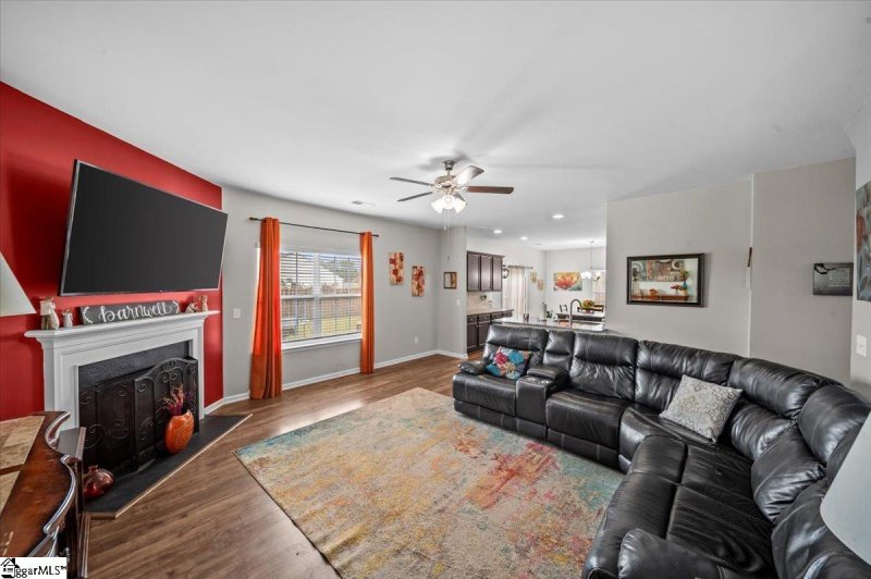 Property image 3 of 424 All Seasons Drive in Clairmont Estates, Boiling Springs, SC 29316