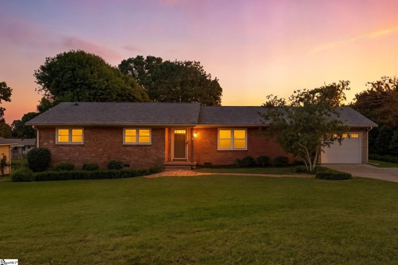 Property image 2 of 218 Highland Road in Ridgewood Heights, Duncan, SC 29334