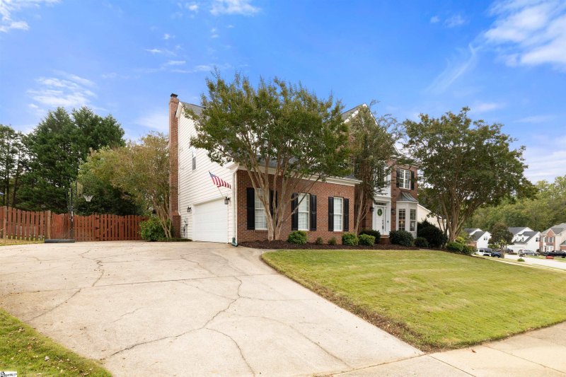 Property image 2 of 25 Willow Oak Court in Roper Meadow, Simpsonville, SC 29681
