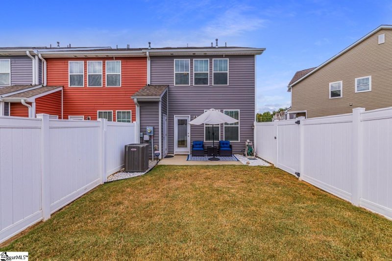 Property image 3 of 112 Addington Lane in Lakeview Chase Townes, Simpsonville, SC 29681