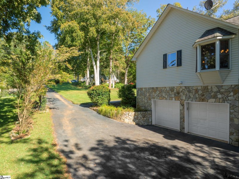 Property image 5 of 408 W Peninsula Drive in Lake Rabon Estates, Laurens, SC 29360