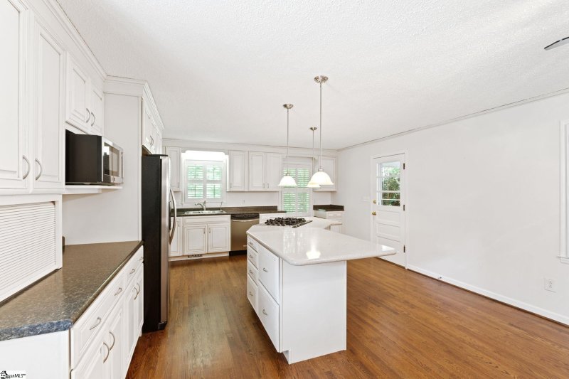 Property image 5 of 8 Whitman Drive in Heathwood, Taylors, SC 29687
