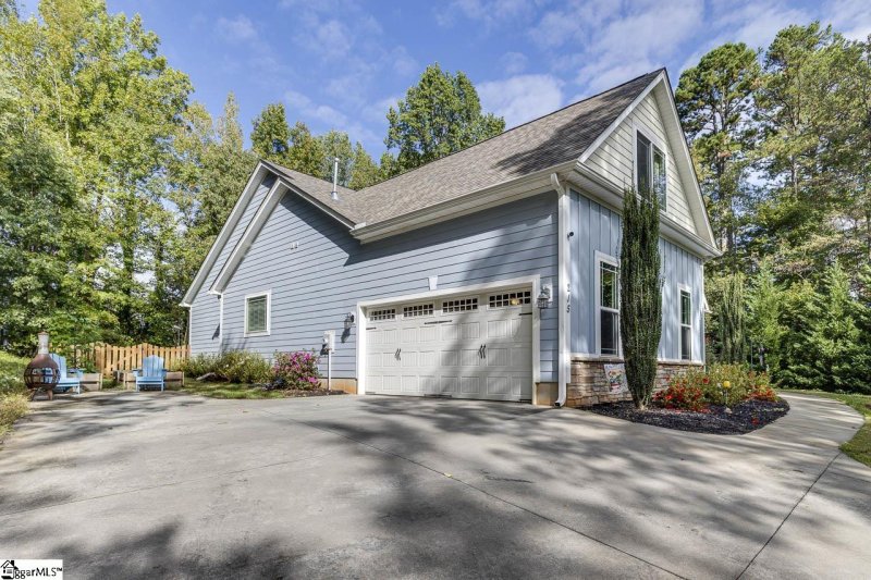 Property image 3 of 215 Windsor Road in Belmont Heights, Greer, SC 29651