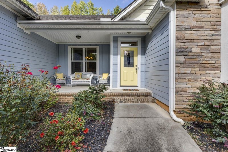 Property image 4 of 215 Windsor Road in Belmont Heights, Greer, SC 29651