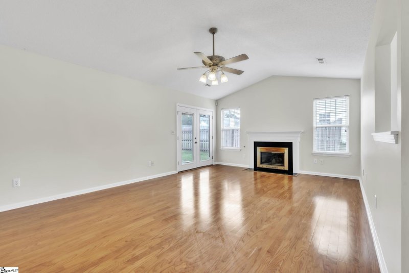 Property image 2 of 300 Bramford Way in Foxdale, Simpsonville, SC 29680