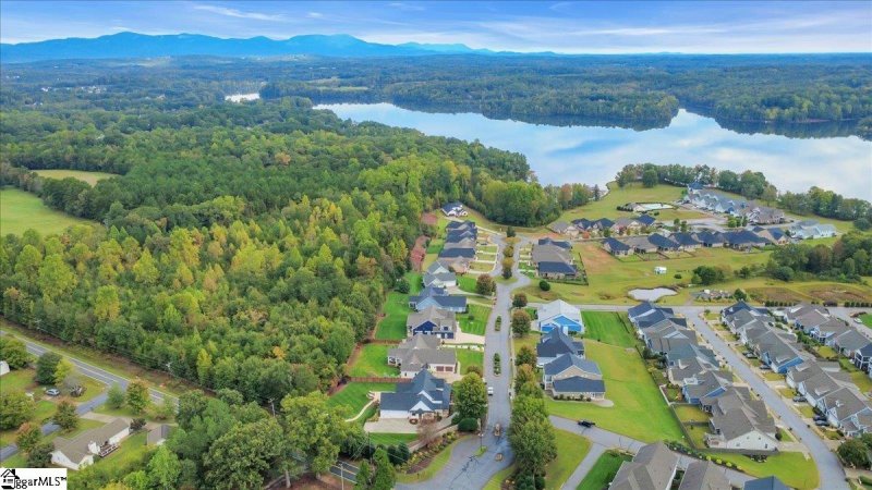 Property image 3 of 201 Stillwaters Bay Drive in Stillwaters of Lake Robinson, Taylors, SC 29687